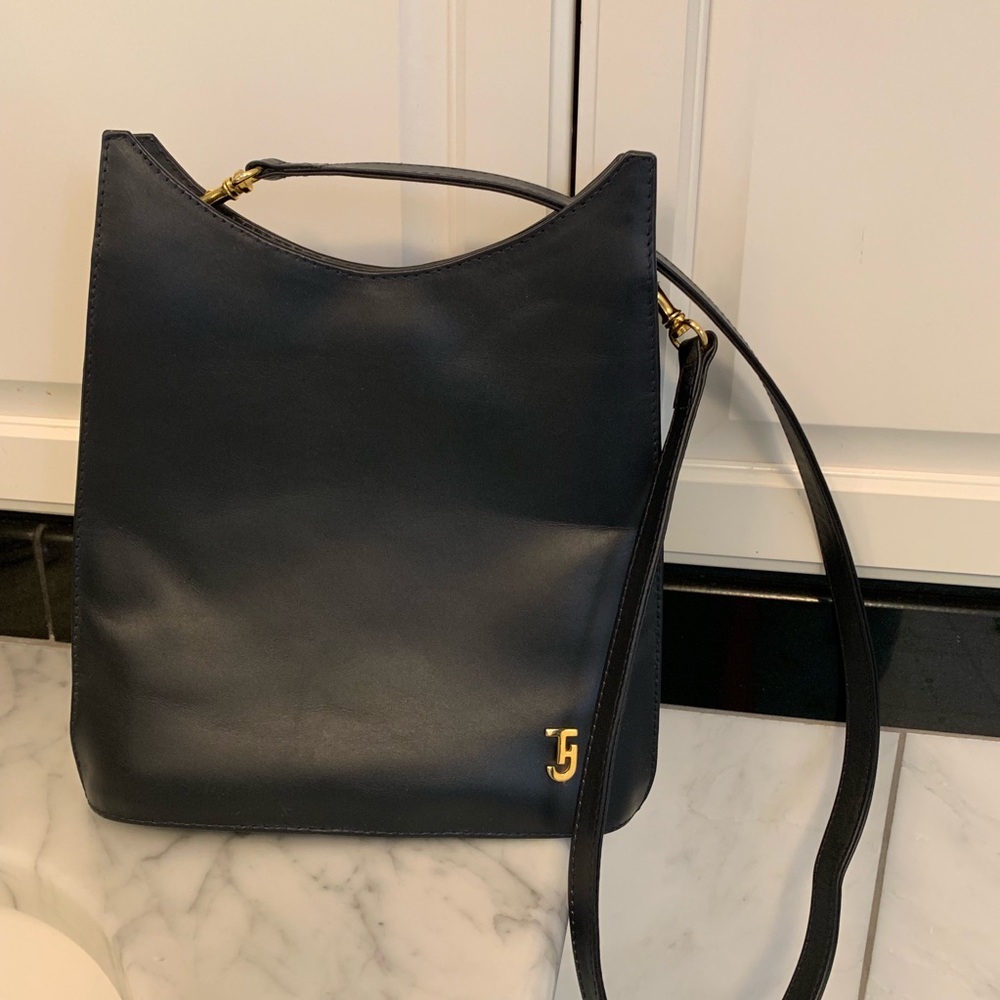 Navy leather crossbody. Lined interior & pocket